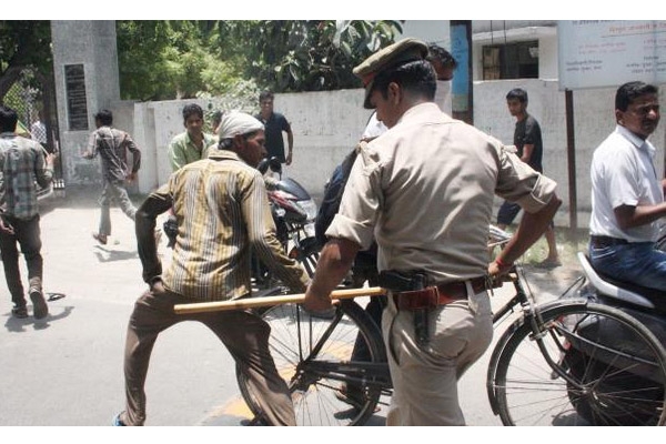 Communal fight at meerut 12 wounded