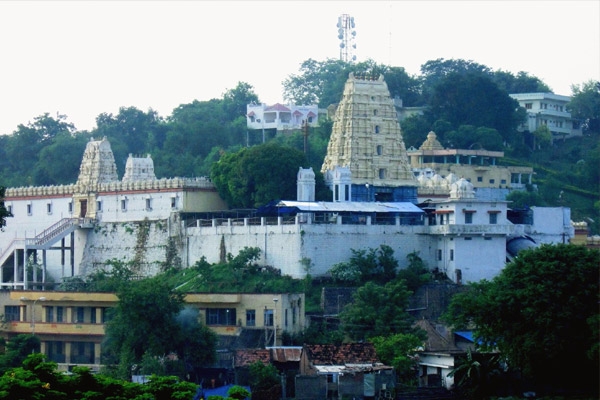Clash between sadhus and archakas in bhadrachalam temple