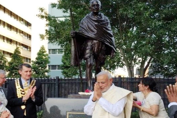 Prime minister narendra modi unveils the statue of mahatma gandhi in brisbane