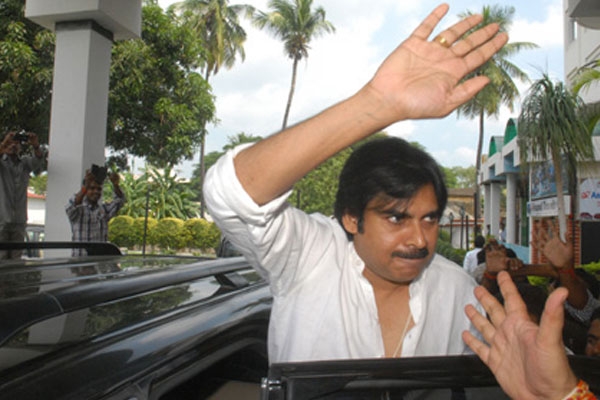 Pawan kalyan meets hudhud cyclone victims