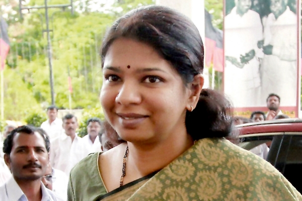 Court issues non bailable warrant against kanimozhi cancels it after apology