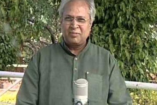 Undavalli arun kumar fires on chandrababu