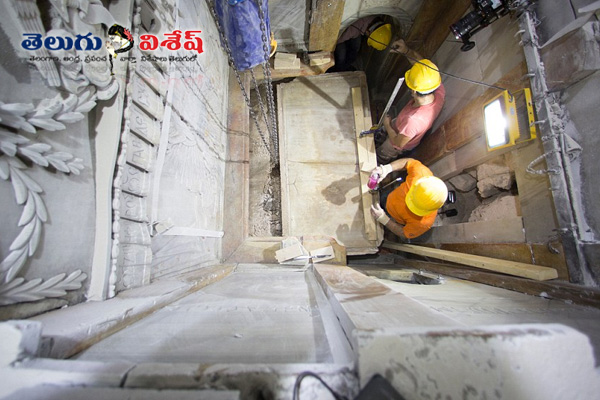 tomb of Jesus open 